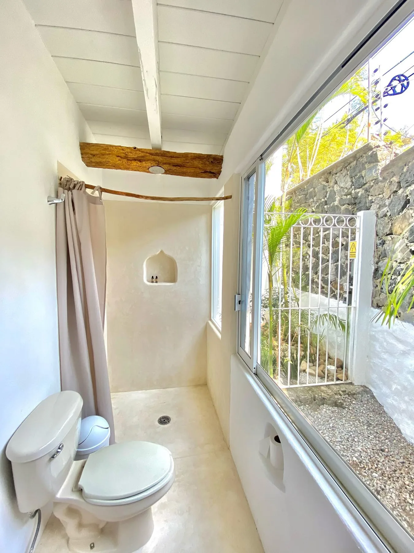 Baño con vista al jardín