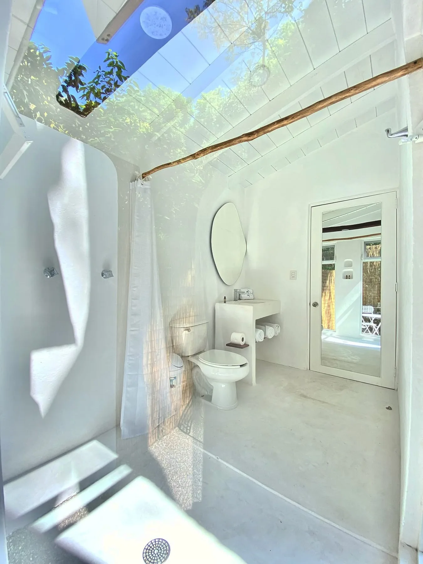 Habitación con sala de estar en Hotel Cala Blanca